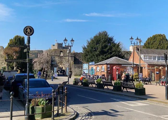 Ludlow - Linnet House - Well Presented Townhouse With Parking - Perfect Location For Exploring On Foot, Sleeps Up To 8 Guests - Hosted By Rentmyhouse