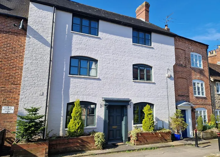 Ludlow - Linnet House - Well Presented Townhouse With Parking - Perfect Location For Exploring On Foot, Sleeps Up To 8 Guests - Hosted By Rentmyhouse