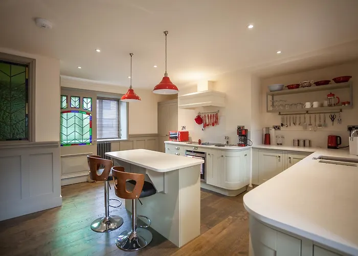 Ludlow - Linnet House - Well Presented Townhouse With Parking - Perfect Location For Exploring On Foot, Sleeps Up To 8 Guests - Hosted By Rentmyhouse